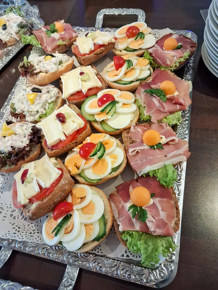 Canapés variados com queijo, ovo, presunto e salada