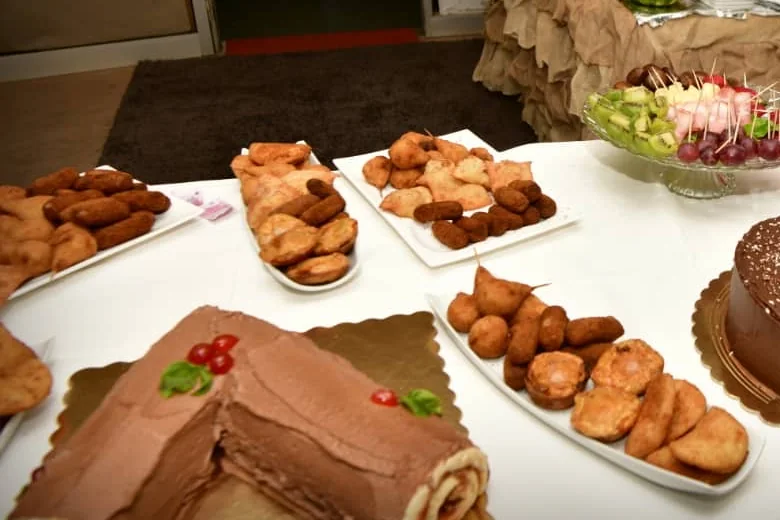 Mesa com bolos, doces e pequenos salgados