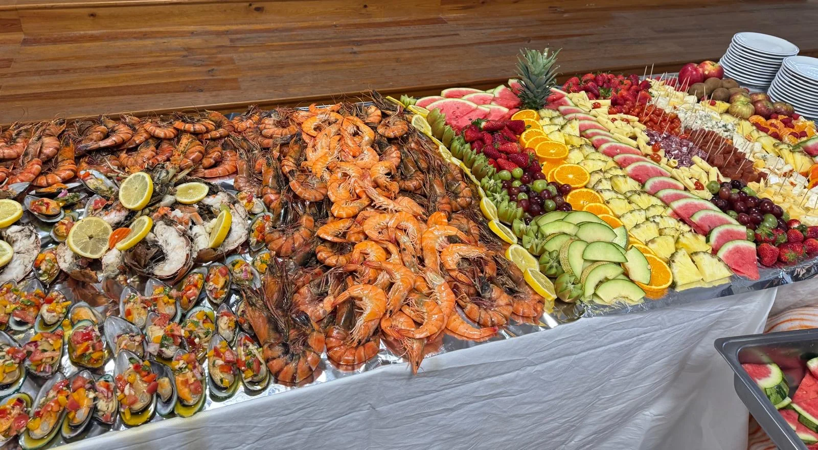 Mesa de catering com marisco e fruta preparada para um evento