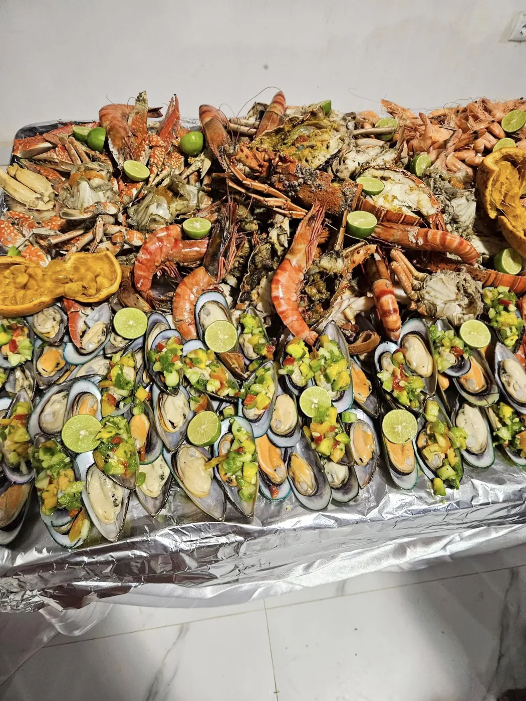 Mesa de marisco com camarão, lagosta e mexilhão