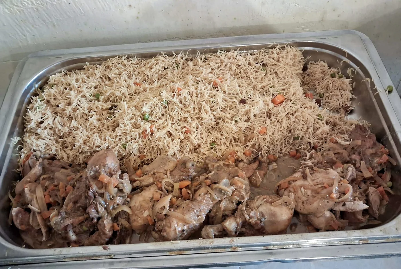 Buffet de arroz com frango preparado para servir
